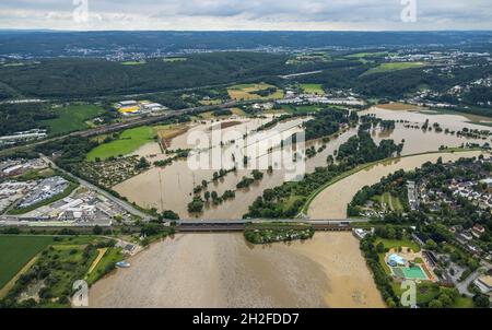 Vue aérienne, inondation de la Ruhr, maison solitaire en inondation, entourée d'eau, inondation, météo, région de la Ruhr,Rhénanie-du-Nord-Westphalie, Allemagne, DE, Europe, oiseaux- Banque D'Images