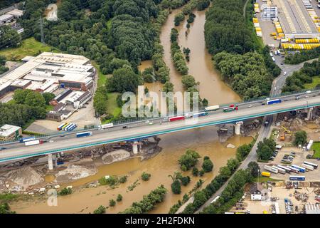 Vue aérienne, inondation de Lenne, A45, pont de Lenne, nouveau pont de Lenne,Vallée de Lenne, Hagen, région de la Ruhr, Rhénanie-du-Nord-Westphalie, Allemagne,DE, Europe, oiseaux-yeux Banque D'Images