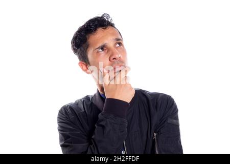 Homme attentionné avec sa main sur son menton.Arrière-plan blanc.Homme intelligent réfléchis sur fond blanc.Jeune adulte latino jeune homme. Banque D'Images