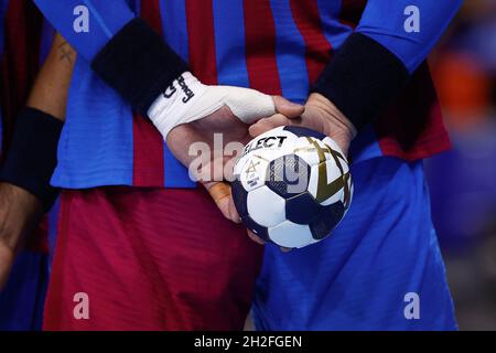 Barcelone, Espagne.21 octobre 2021.Ballon officiel lors du match de la Ligue des champions de l'EHF entre le FC Barcelone et le handball du PSG au Palau Blaugrana à Barcelone.(Image de crédit : © David Ramirez/DAX via ZUMA Press Wire) Banque D'Images