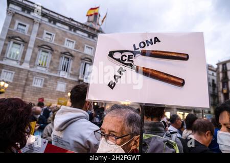 Barcelone, Espagne.21 octobre 2021.Un manifestant portant un écriteau avec une illustration indiquant que Barcelone est cassé, pendant la démonstration.Des centaines de manifestants se sont rassemblés sur la Plaza Sant Jaume appelée par l'parabole de Barcelone pour protester contre les politiques municipales du maire Ada Coalu qui, selon les organisateurs, ont submergé la ville de Barcelone dans un état d'insécurité des citoyens, de saleté et d'embouteillages.Crédit : SOPA Images Limited/Alamy Live News Banque D'Images