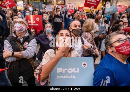 Barcelone, Espagne.21 octobre 2021.Un manifestant a fait siffler pendant la démonstration.Des centaines de manifestants se sont rassemblés sur la Plaza Sant Jaume appelée par l'parabole de Barcelone pour protester contre les politiques municipales du maire Ada Coalu qui, selon les organisateurs, ont submergé la ville de Barcelone dans un état d'insécurité des citoyens, de saleté et d'embouteillages.Crédit : SOPA Images Limited/Alamy Live News Banque D'Images