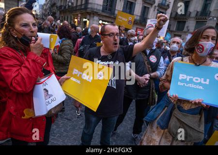 Barcelone, Espagne.21 octobre 2021.Des manifestants ont tenu des pancartes contre la terre dans les rues et le chaos, pendant la manifestation.Des centaines de manifestants se sont rassemblés sur la Plaza Sant Jaume appelée par l'parabole de Barcelone pour protester contre les politiques municipales du maire Ada Coalu qui, selon les organisateurs, ont submergé la ville de Barcelone dans un état d'insécurité des citoyens, de saleté et d'embouteillages.Crédit : SOPA Images Limited/Alamy Live News Banque D'Images