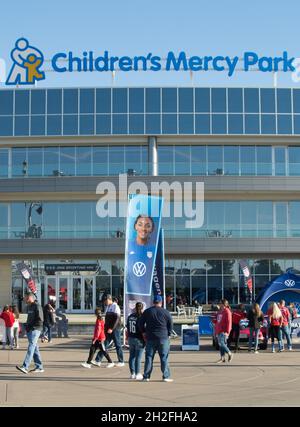 Kansas City, États-Unis.21 octobre 2021.Kansas City, Kansas, octobre 21, les fans commencent à arriver tôt pour le match de football amical de Womens International entre les États-Unis et la République de Corée au Childrens Mercy Park à Kansas City, États-Unis.**PAS D'UTILISATION COMMERCIALE** Kat Farris/Sports Press photo: SPP Sport Press photo./Alamy Live News Banque D'Images