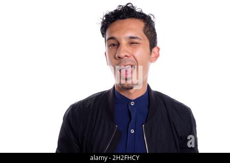 Latin homme wenking, isolé sur fond blanc.Homme avec une barbe qui se vante à l'appareil photo. Banque D'Images
