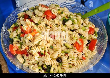 Grand bol en verre de salade de pâtes fusilli maison sur table de pique-nique, servi en famille à la réunion de réunion, Blanchardville, Wisconsin, Etats-Unis Banque D'Images