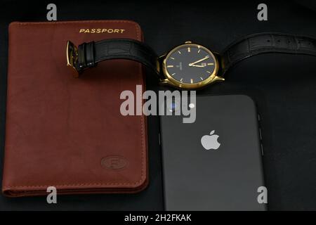 NICOSIE, CHYPRE - 15 juin 2021 : image d'une montre en cuir Festina noire, d'un ancien iPhone et d'un étui pour passeport en cuir sur fond noir Banque D'Images