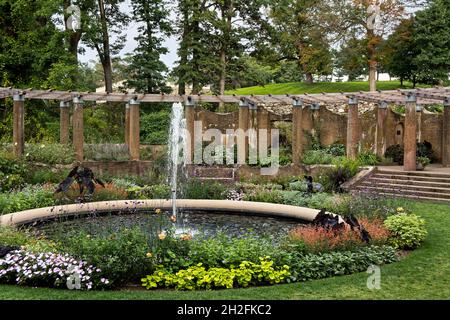 L'ancien jardin de roses avec vue sur la fontaine au centre et les fleurs en fleur - Crane Estate Ipswich, ma US Banque D'Images