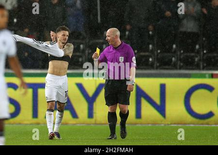 L'arbitre Simon Hooper montre la carte jaune et les livres Jamie Paterson de Swansea City pour avoir pris son maillot dans sa célébration de but.EFL Skybet Championship Match, Swansea City v West Bromwich Albion au stade Swansea.com de Swansea le mercredi 20 octobre 2021. Cette image ne peut être utilisée qu'à des fins éditoriales.Utilisation éditoriale uniquement, licence requise pour une utilisation commerciale.Aucune utilisation dans les Paris, les jeux ou les publications d'un seul club/ligue/joueur. photo par Andrew Orchard/Andrew Orchard sports photographie/Alamy Live news Banque D'Images