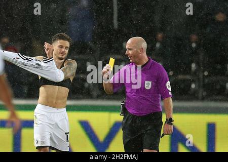 L'arbitre Simon Hooper montre la carte jaune et les livres Jamie Paterson de Swansea City pour avoir pris son maillot dans sa célébration de but.EFL Skybet Championship Match, Swansea City v West Bromwich Albion au stade Swansea.com de Swansea le mercredi 20 octobre 2021. Cette image ne peut être utilisée qu'à des fins éditoriales.Utilisation éditoriale uniquement, licence requise pour une utilisation commerciale.Aucune utilisation dans les Paris, les jeux ou les publications d'un seul club/ligue/joueur. photo par Andrew Orchard/Andrew Orchard sports photographie/Alamy Live news Banque D'Images