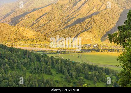 Vue du Mont Barantol à la colonie dans la vallée de la rivière Katun au lever du soleil.Quartier de Chemal, près du village d'Elekmonar Banque D'Images