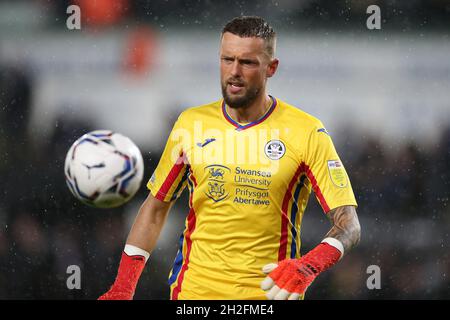 Swansea, Royaume-Uni.20 octobre 2021.Ben Hamer, le gardien de la ville de Swansea, regarde dessus.EFL Skybet Championship Match, Swansea City v West Bromwich Albion au stade Swansea.com de Swansea le mercredi 20 octobre 2021. Cette image ne peut être utilisée qu'à des fins éditoriales.Utilisation éditoriale uniquement, licence requise pour une utilisation commerciale.Aucune utilisation dans les Paris, les jeux ou les publications d'un seul club/ligue/joueur. photo par Andrew Orchard/Andrew Orchard sports Photography/Alamy Live News crédit: Andrew Orchard sports Photography/Alamy Live News Banque D'Images