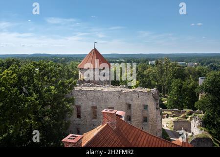 Vue aérienne du château de Cesis - ruines médiévales de l'ordre Livonien - Cesis, Lettonie Banque D'Images