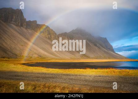 Vestahorn montagne dans la péninsule de Stokknes Islande avec un arc-en-ciel Banque D'Images
