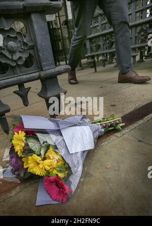 Londres, Royaume-Uni.18 octobre 2021.Un seul bouquet de fleurs est laissé à l'entrée de la Chambre des communes, Westminster, en hommage au député conservateur assassiné Sir David Amess.Il a été assassiné par un chevalier lors de la chirurgie de sa circonscription à Leigh-on-Sea.L'homme a été détenu en vertu de la loi sur le terrorisme.(Credit image: © Martin Pope/SOPA Images via ZUMA Press Wire) Banque D'Images