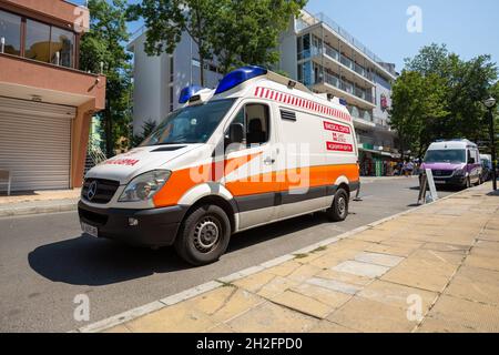 Burgas, Bulgarie - 24 octobre 2021 : un véhicule d'ambulance de Saint George se trouve devant le centre médical de Bulgarie. Banque D'Images