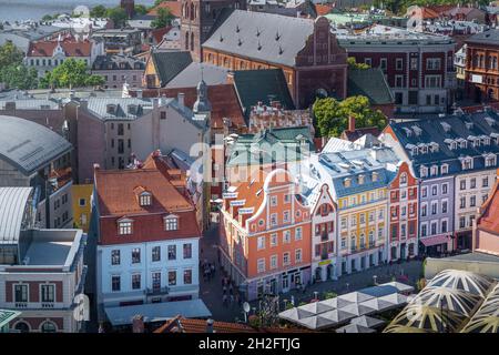 Vue aérienne des bâtiments colorés de la vieille ville de Riga - Riga, Lettonie Banque D'Images