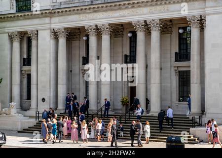 Invités de mariage devant l'hôtel de ville Old Marylebone, Londres, Royaume-Uni. Banque D'Images