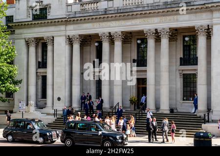 Invités de mariage devant l'hôtel de ville Old Marylebone, Londres, Royaume-Uni. Banque D'Images