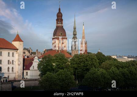 Tours de la cathédrale de Riga, de l'église St Peters et de l'église St Saviors - Riga, Lettonie Banque D'Images