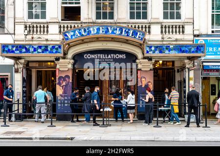 Les gens font la queue pour entrer au Théâtre Vaudeville sur les constellations Strand to See de Nick Payne, Londres, Royaume-Uni. Banque D'Images