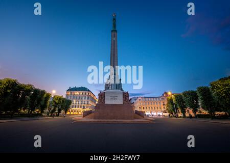 Monument de la liberté la nuit - Riga, Lettonie Banque D'Images