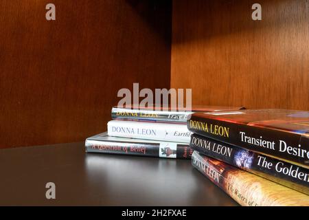 Assortiment de fiction criminelle par Donna Leon avec un système Dewey Decimal Classification numéros sur la colonne vertébrale; Commissario Brunetti séries romans. Banque D'Images