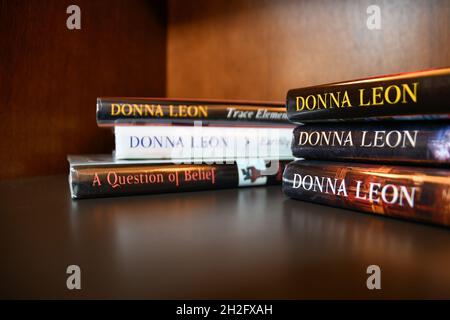 Assortiment de fiction criminelle par Donna Leon avec un système Dewey Decimal Classification numéros sur la colonne vertébrale; Commissario Brunetti séries romans. Banque D'Images