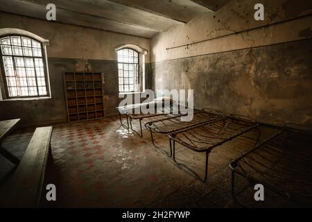 Cellule de prison à l'intérieur du neuvième fort - Kaunas, Lituanie Banque D'Images