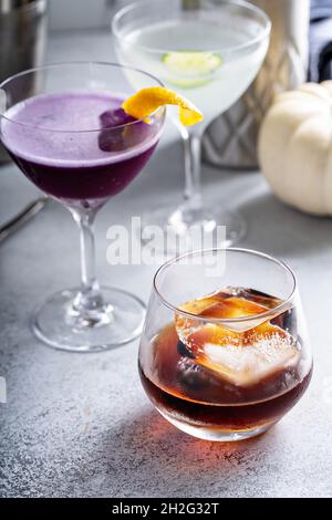 Cocktails d'automne, à l'ancienne dans un verre avec glaçon Banque D'Images