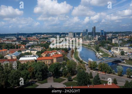 Vue aérienne de la rivière Neris avec les bâtiments modernes du nouveau centre-ville (sud de Snipiskes) - Vilnius, Lituanie Banque D'Images