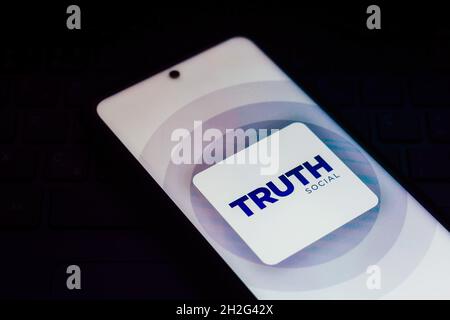 Brésil.21 octobre 2021.Dans cette illustration, le logo Truth social affiché sur un smartphone.L'application sur les médias sociaux sera développée par le groupe Trump Media and Technology Group (TMTG).Crédit : SOPA Images Limited/Alamy Live News Banque D'Images