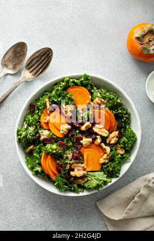 Salade d'automne avec kale, noix et persimmon Banque D'Images