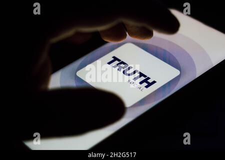 Brésil.21 octobre 2021.Dans cette illustration, le logo Truth social affiché sur un smartphone.L'application sur les médias sociaux sera développée par le groupe Trump Media and Technology Group (TMTG).(Photo de Rafael Henrique/SOPA Images/Sipa USA) crédit: SIPA USA/Alay Live News Banque D'Images