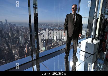 New York, États-Unis.21 octobre 2021.Dermot Shea, commissaire du département de police de New York, pose alors qu'il assiste à la cérémonie de découpe du ruban pour l'inauguration de la dernière expérience immersive à ciel ouvert, New York, NY, 21 octobre 2021.Summit One Vanderbilt est une expérience et une terrasse d'observation immersives avec l'installation « Air » permanente de Kenzo Digital, comprenant une terrasse extérieure, un ascenseur en verre à l'extérieur du bâtiment et des cabines à fond de verre surplombant Madison Avenue. (Photo par Anthony Behar/Sipa USA) Credit: SIPA USA/Alay Live News Banque D'Images