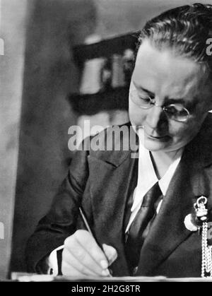 Dorothy Sayers (1893-1957), célèbre écrivain anglais souvent considéré comme l'un des auteurs britanniques officieusement connu sous le nom de 'The Inklings' (en raison de son amitié avec C.S.Lewis et Charles Williams).Photo c1937. Banque D'Images