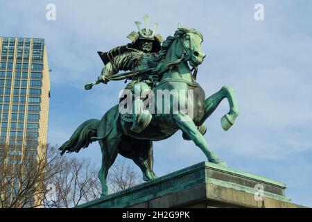 Statue équestre de Samurai Kusunoki Masashige dans le jardin national de Kokyo Gaien Banque D'Images