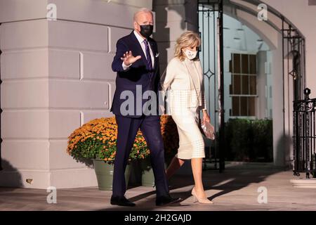 Le président des États-Unis Joe Biden et la première dame Dr. Jill Biden marchent vers Marine One sur la pelouse sud de la Maison Blanche, le 21 octobre 2021, à Washington, DC.Le Président Biden se rend à Baltimore pour participer à une mairie organisée par CNN.Credit: Oliver Contreras/Pool via CNP /MediaPunch Banque D'Images