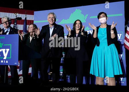 Le vice-président des États-Unis, Kamala Harris, salue le public avec Terry McAuliffe, le candidat du Parti démocratique au poste de gouverneur de la Virginie, lors de son événement de campagne à Dumfries, en Virginie, le jeudi 21 octobre 2021.Photo de gauche à droite : le procureur général de Virginie Mark Herring, Dorothy McAuliffe, Terry McAuliffe, vice-président Harris, et le lieutenant-gouverneur candidat Hala Ayala. Crédit : Yuri Gripas/Pool via CNP/MediaPunch Banque D'Images