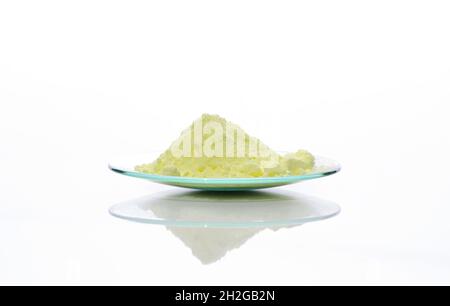 Poudre de soufre dans le verre de surveillance chimique.Gros plan sur l'ingrédient chimique sur la table de laboratoire blanche.Vue latérale Banque D'Images