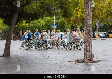 Barcelone, Espagne - 21 septembre 2021 : groupe de touristes explorant la ville de Barcelone à vélo.Le guide vous explique les sites touristiques de la ville.BIK Banque D'Images