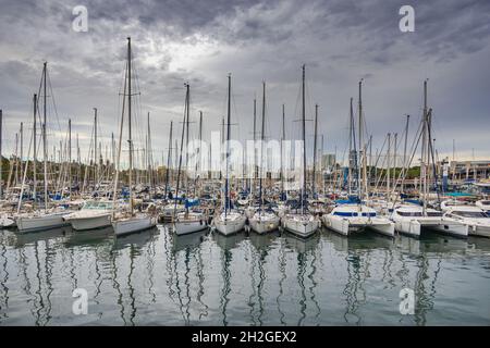 Barcelone, Espagne - 21 septembre 2021: Voilier et marina Rambla de Mar à Barcelone Port Vell.Bateaux à voile ancre sur le quai.Les mâts du SH Banque D'Images