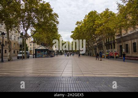 Barcelone, Espagne - 21 septembre 2021 : boulevard Carrer la rambla dans le centre-ville de Barcelone.Zone piétonne très fréquentée, certaines personnes avec masque facial. Banque D'Images