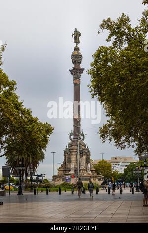 Barcelone, Espagne - 22 septembre 2021 : colonne corinthienne de 1888 avec une statue de Columbus et une terrasse d'observation donnant sur la ville.La cocobab Banque D'Images