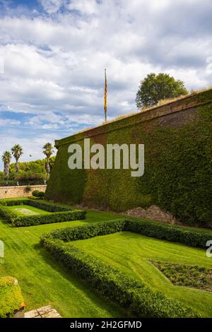 Barcelone, Espagne - 21 septembre 2021 : le Castell de Montjuic avec le drapeau catalan.Hauteur forteresse du XVIIe siècle et ancienne prison avec un mil Banque D'Images