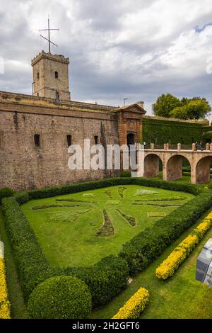 Barcelone, Espagne - 21 septembre 2021 : le Castell de Montjuic avec le drapeau catalan.Hauteur forteresse du XVIIe siècle et ancienne prison avec un mil Banque D'Images