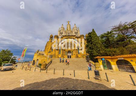 Capture grand angle de l'entrée du Temple du Sacré coeur de Jésus au sommet du Parc Tibidabo à Barcelone, Espagne.Cathédrale avec Banque D'Images