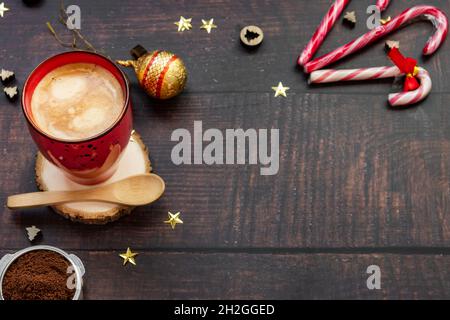 Café au lait sur fond de bois avec décoration de noël Banque D'Images