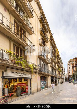 Barcelone, Espagne - septembre 23,2021 : paysage urbain de Barcelone.Architecture typique de la capitale catalane.Rues étroites et maisons avec balkony de fer Banque D'Images