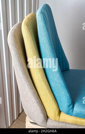 Dossier souple coloré avec coutures verticales de chaises de bureau modernes dans des meubles légers d'assemblage d'atelier à l'usine de très gros plan Banque D'Images